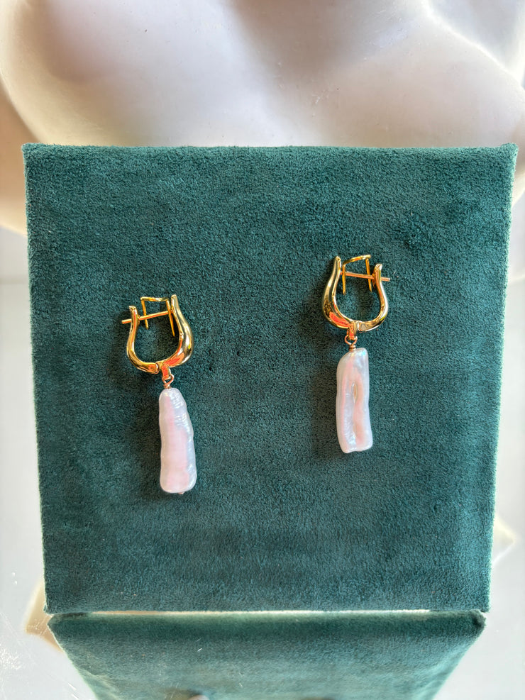 Artemis Chili Pearl Earrings